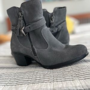 Gently worn super cute grey suede Earth Origins ankle boots